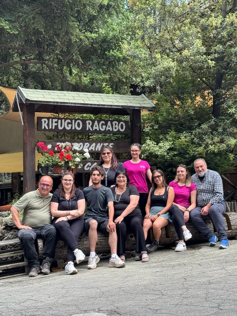 Pranzo tipico siciliano al rifugio durante l'escursione sull'Etna