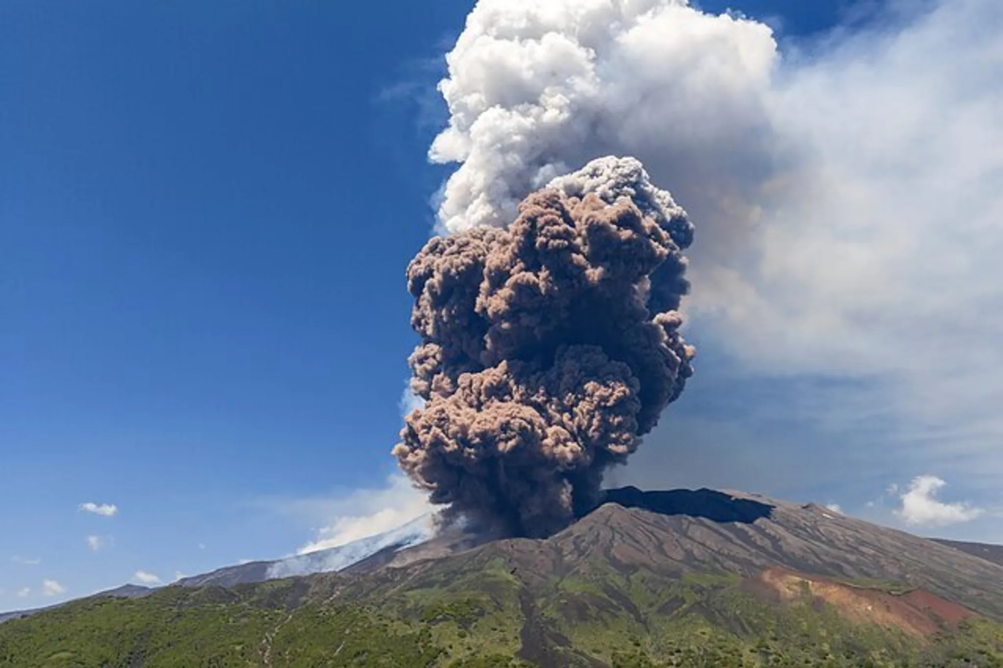 Eruption and lava flows in the Valle del Bove